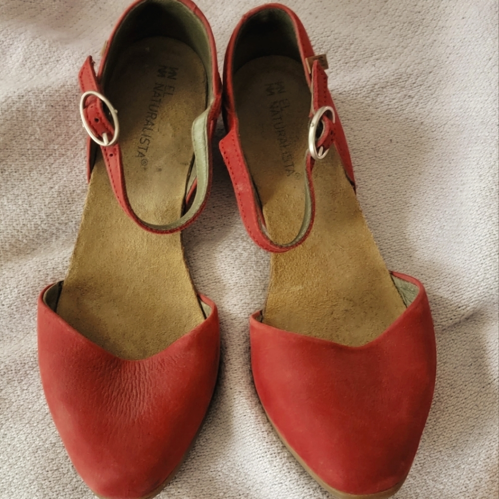 El Naturalista Red Flats with ankle strap